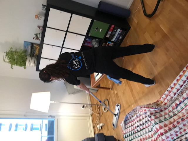 Timeout Service moppar golv i vardagsrum